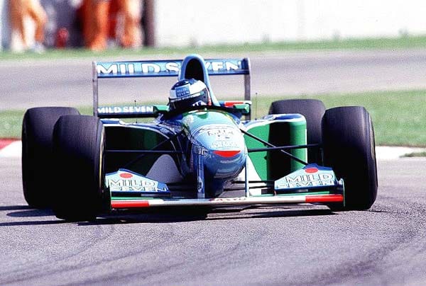 1. Mai 1994: Schumacher gewinnt den Grand Prix in Imola. Der Erfolg wird durch die tödlichen Unfälle von Roland Ratzenberger und Ayrton Senna überschattet.