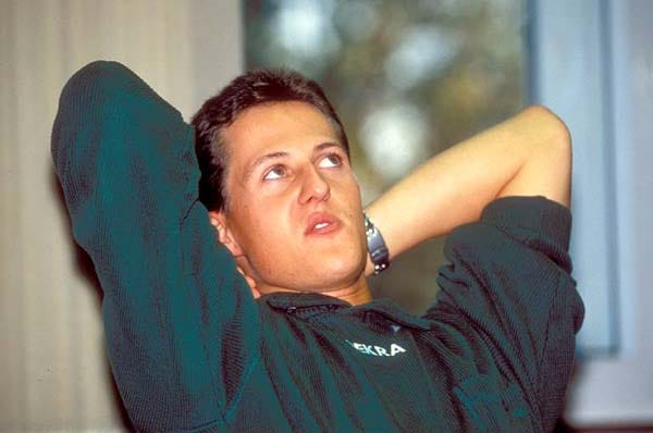Zwei Monate später wird Schumacher in Silverstone disqualifiziert, weil er die Schwarze Flagge ignoriert hat. Er wird für zwei Rennen gesperrt.