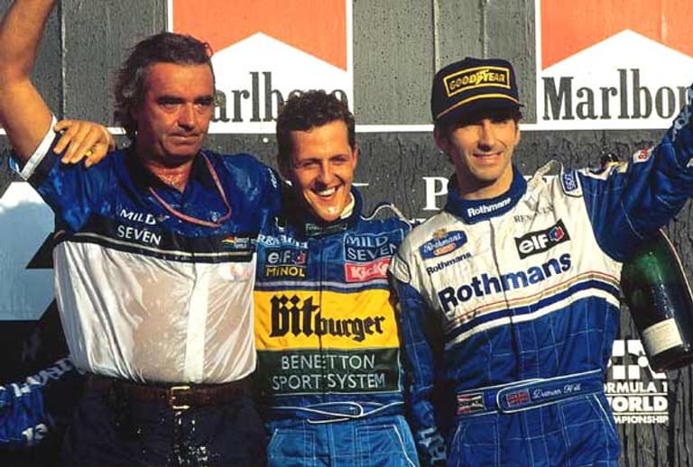 Gruppenbild mit Flavio Briatore (l.) und Damon Hill: Schumacher wird vor seinem Wechsel zu Ferrari in Japan zum zweiten Mal Weltmeister.