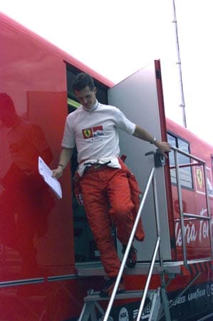 Holpriger Auftakt bei Ferrari: In seinem zweiten Jahr bei den Italienern wird Schumacher 1997 nach einem Rammstoß gegen seinen Rivalen Jacques Villeneuve der Vize-Titel nachträglich aberkannt.