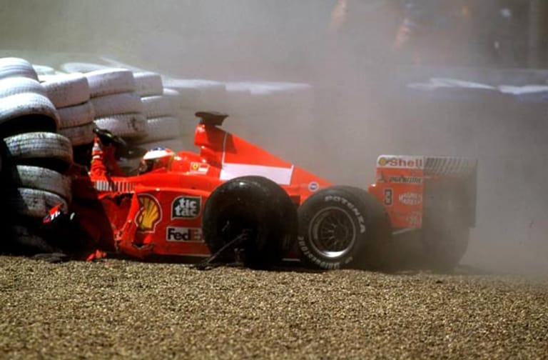 Zwei Jahre später verunglückt Schumacher in Silverstone. Schien- und Wadenbeinbruch, sechs Rennen Pause.