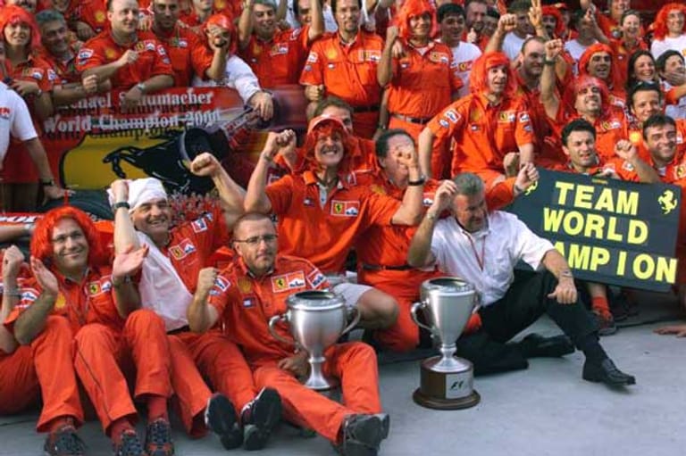 Jubeltraube in rot: Schumacher gewinnt 2000 seine erste WM-Krone im Ferrari.