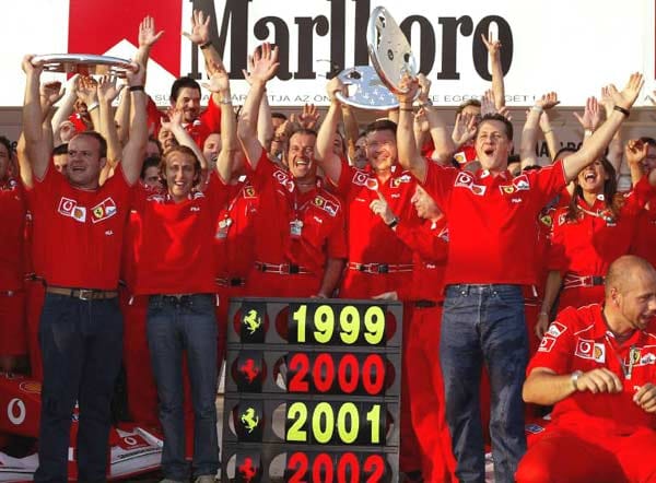 Juli 2002: Mit dem Sieg in Magny-Cours macht Schumacher seinen fünften WM-Titel und den Hattrick mit Ferrari perfekt.