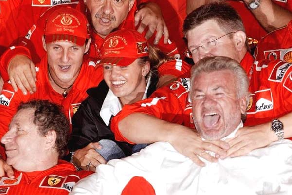 Ein achter Platz reicht Schumacher im WM-Finale 2003 in Suzuka zum Gewinn des sechsten WM-Titels.