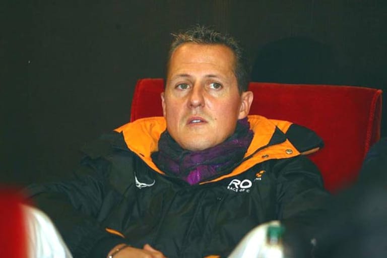 Schumacher sagt das geplante Comeback für Ferrari 2009 wegen einer Nackenverletzung, die er bei einem Motorrad-Unfall erlitten hat, ab.