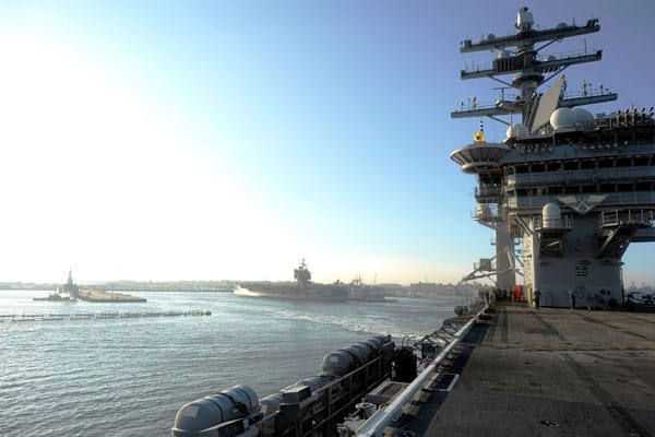 US-Kriegsschiffe verlassen den Hafen Norfolk (Virginia), um sich auf hoher See in Sicherheit zu bringen.