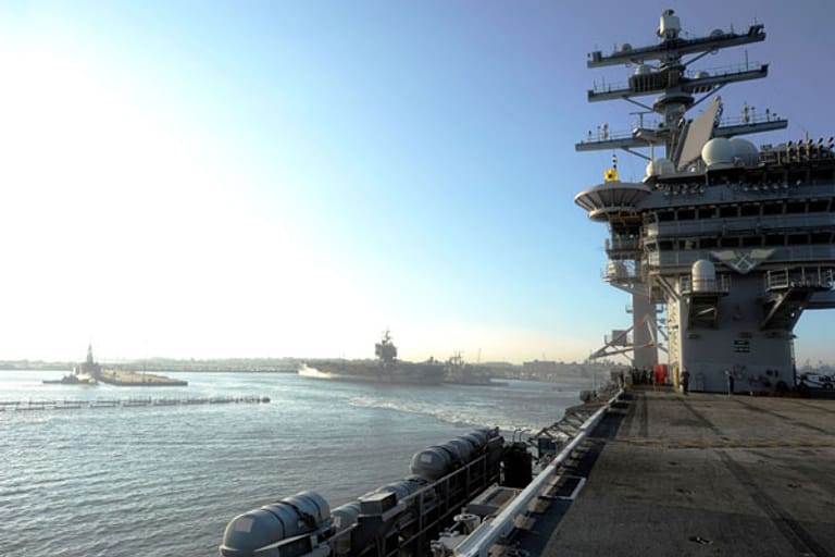 US-Kriegsschiffe verlassen den Hafen Norfolk (Virginia), um sich auf hoher See in Sicherheit zu bringen.