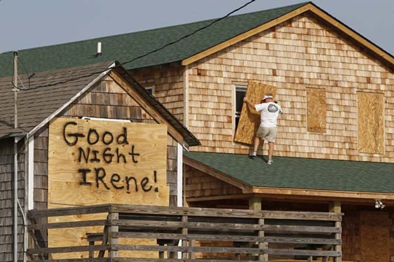 Die Bewohner von North Carolina bereiten sich auf die Ankunft von Hurrikan "Irene" vor. Viele Menschen machen sich mit Worten wie "Gute Nacht, Irene!" Mut.