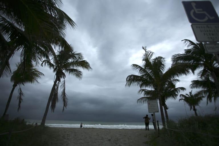 Dunkle Wolken kündigen Hurrikan "Irene" an. Der Sturm ist über die Bahamas und die Karibik gefegt und zieht nun die Ostküste der USA entlang.