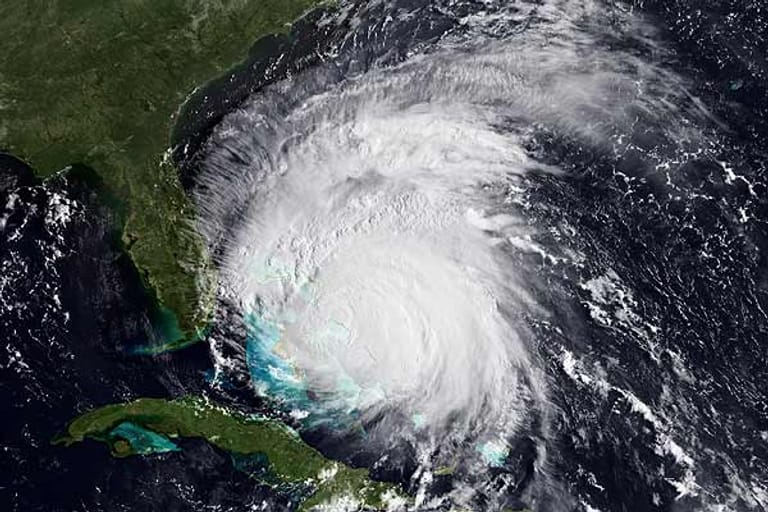 "Irene" hat Windgeschwindigkeiten von bis zu 185 Kilometern pro Stunde, die sich aber noch bis auf 217 km/h verstärken könnten. Damit würde der Sturm auf die zweithöchste Kategorie vier hochgestuft werden.