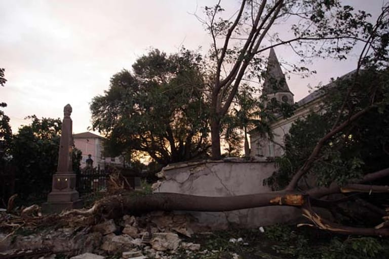 Auch auf den Bahamas hat "Irene" gewütet. Auf der stark bewohnten Insel New Providence lässt der Hurrikan Trümmer und umgestürzte Bäume zurück.