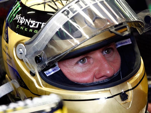 Dafür trägt Schumacher einen extra für ihn designten goldenen Helm beim Grand Prix in Spa.