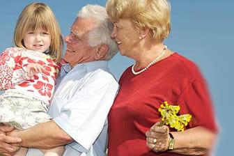 Enkelkinder werden gerne verwöhnt. Großeltern sollten es aber nicht übertreiben