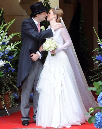 Prinz Georg Friedrich von Preußen und Prinzessin Sophie küssen sich nach der kirchlichen Trauung in der Friedenskirche.