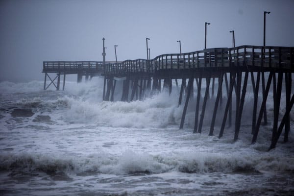 Im Bundesstaat North Carolina war der Hurrikan auf das Festland getroffen. Hohe Wellen schlugen an den Avalon Pier in Kill Devil Hills.