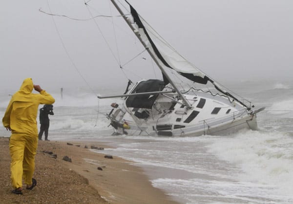 Bei Norfolk, Virginia, ist dieses Segelboot gestrandet. Ein Paar, das an Bord lebte, hatte versucht, sich vor dem Sturm auf das offene Meer zu retten, kam aber nicht gegen die hohen Wellen und den starken Wind an.