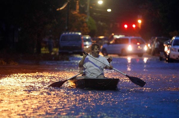 In der Stadt Manteo waren zwei Männer auf einer überfluteten Straße im Paddelboot unterwegs.