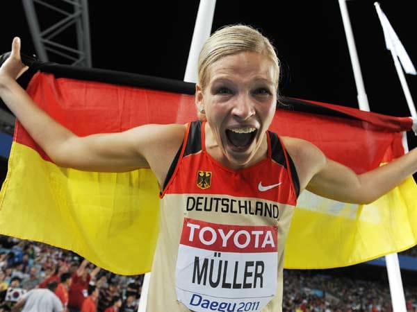 Nadine Müller bejubelt ihre Silber-Medaille.