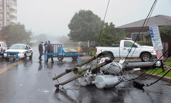 Auf Long Island in New York reißt der Sturm Stromleitungen um. Starkstromkabel in Wasserpfützen stellen eine tödliche Bedrohung dar.