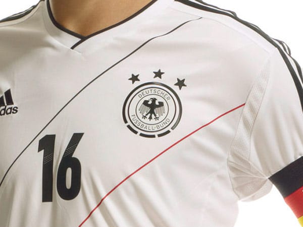 Auch beim neuen EM-Trikot leuchten drei Sterne, die jeweils für einen WM-Titel stehen, über dem DFB-Logo. Auch beim neuen EM-Trikot leuchten drei Sterne, die jeweils für einen WM-Titel stehen, über dem DFB-Logo.