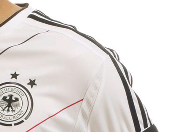 Auch bei diesem DFB-Trikot dürfen die drei Streifen des Ausrüsters nicht fehlen. Auch bei diesem DFB-Trikot dürfen die drei Streifen des Ausrüsters nicht fehlen.