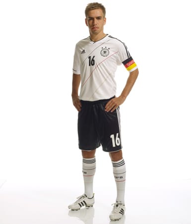 Das neue Trikot ist traditionell in weiß gehalten, hat einen V-Ausschnitt und drei diagonal über die Brust laufende Streifen. Das neue Trikot ist traditionell in weiß gehalten, hat einen V-Ausschnitt und drei diagonal über die Brust laufende Streifen.