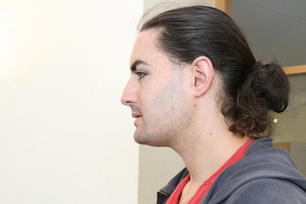 Dieses Foto zeigt DSDS-Dauerkandidat Menderes mit seiner Nase, wie Gott sie schuf. Dieses Foto zeigt DSDS-Dauerkandidat Menderes mit seiner Nase, wie Gott sie schuf.