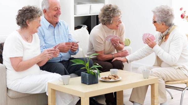 Mit den Freunden in geselliger Runde Karten spielen