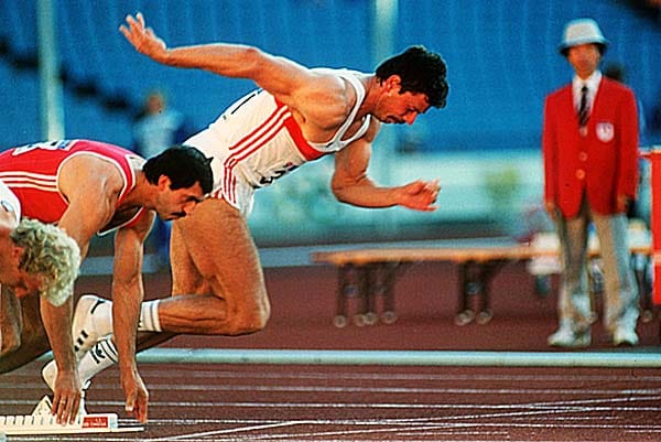 Ein rabenschwarzer Tag in der Sportlerkarriere des berühmtesten deutschen Zehnkämpfers: Bei den Olympischen Sommerspielen 1988 in Seoul sorgte Jürgen Hingsen in der ersten Disziplin, dem 100-Meter-Lauf, für drei Fehlstarts und wurde disqualifiziert. Hingsen gewann 1984 Olympiasilber. Dreimal stellte er einen Weltrekord auf, wurde einmal Vizeweltmeister und zweimal Vizeeuropameister.