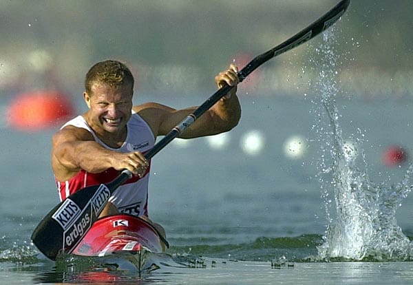 Der ehemalige deutsche Kanute Lutz Liwowski war 1998 und 1999 Weltmeister im Einer-Kajak über 1000 Meter. Zu den Olympischen Spielen 2000 in Sydney reiste er somit als Favorit, scheiterte aber gleich im Vorlauf durch einen Frühstart. Für Aufsehen sorgten seine selbstgebauten Kajaks, die aufgrund ihrer schmalen Bauweise zahlreich nachgeahmt wurden. 2002 beendete er seine Karriere.