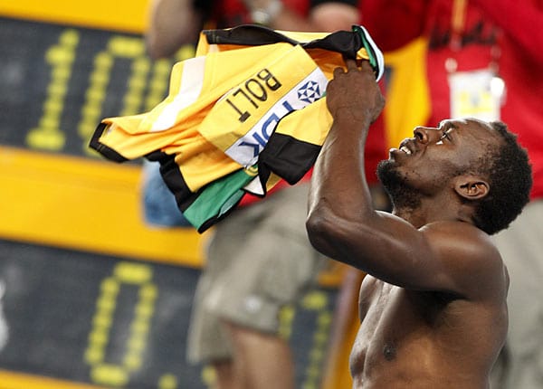 Usain Bolt kann es nicht fassen. Der schnellste Mann der Welt kommt bei der Leichtathletik-WM in Südkorea zu früh aus dem Startblock und wird disqualifiziert. Wütend reißt er sich nach dem Fehlstart das Trikot vom Leib. Eigentlich wollte der Jamaikaner in Daegu an seine sensationellen Leistungen vor zwei Jahren in Berlin und bei Olympia 2008 in Peking anknüpfen (jeweils Gold über 100 und 200 Meter in Weltrekordzeit sowie Gold mit der Sprintstaffel).