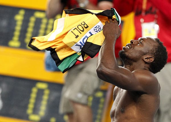 Usain Bolt kann es nicht fassen. Der schnellste Mann der Welt kommt bei der Leichtathletik-WM in Südkorea zu früh aus dem Startblock und wird disqualifiziert. Wütend reißt er sich nach dem Fehlstart das Trikot vom Leib. Eigentlich wollte der Jamaikaner in Daegu an seine sensationellen Leistungen vor zwei Jahren in Berlin und bei Olympia 2008 in Peking anknüpfen (jeweils Gold über 100 und 200 Meter in Weltrekordzeit sowie Gold mit der Sprintstaffel). Usain Bolt kann es nicht fassen. Der schnellste Mann der Welt kommt bei der Leichtathletik-WM in Südkorea zu früh aus dem Startblock und wird disqualifiziert. Wütend reißt er sich nach dem Fehlstart das Trikot vom Leib. Eigentlich wollte der Jamaikaner in Daegu an seine sensationellen Leistungen vor zwei Jahren in Berlin und bei Olympia 2008 in Peking anknüpfen (jeweils Gold über 100 und 200 Meter in Weltrekordzeit sowie Gold mit der Sprintstaffel).