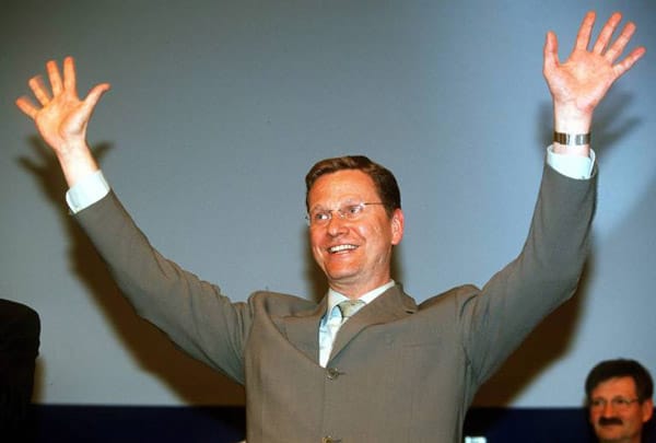 Düsseldorf, 4. Mai 2001: Guido Westerwelle wird auf dem FDP-Parteitag mit großer Mehrheit zum neuen Vorsitzenden gewählt. Er löste Wolfgang Gerhardt ab, der nach parteiinterner Kritik sein Amt aufgeben musste.