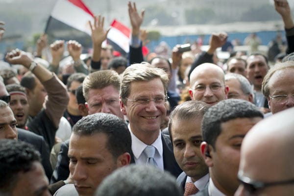 Kurz nach dem politischen Umsturz in Ägypten zeigte sich der Außenminister auf dem Tahrir Platz in der Ägyptischen Hauptstadt Kairo. Dort versammelten sich wochenlang tausende Menschen um gegen das Regime von Präsident Husni Mubarak zu protestieren.