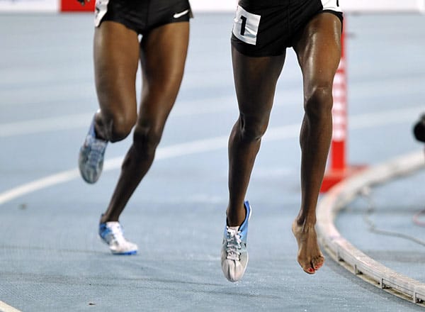 Die Kenianerin Mercy Wanjiku Njoroge (re.) zeigt beim 3000-Meter-Hindernis-Finale der Frauen, dass es auch mit nur einem Schuh geht.