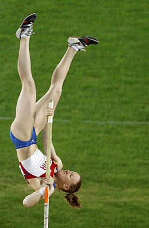 Die Russin Svetlana Feofanova zeigt ihre Fähigkeiten beim Stabhochsprung. Ihr Lohn: die Bronzemedaille.