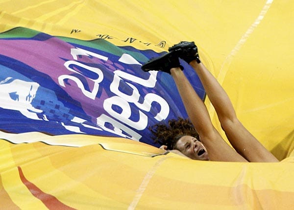 Die Brasilianerin Fabiana Murer fällt weich.