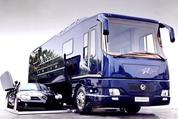 Der Performance Bus von Volkner Mobil baut auf dem Busfahrgestellen des Volvo B13R oder des Mercedes Benz OC 500 RF auf und hat 460 bzw. 428 PS unter der Haube. Die Luxuskarosse ist 12 Meter lang, der Radstand richtet sich nach dem nach dem mitzuführenden PKW. Preis: bis zu zwei Millionen Euro.