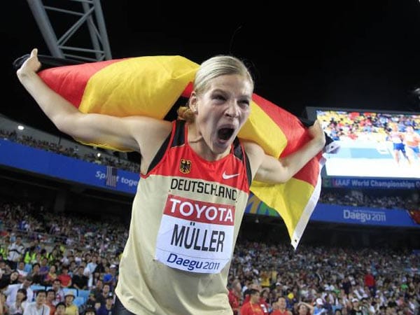 Diskuswerferin Nadine Müller gewinnt bei der Leichtathletik-WM in Daegu die Silbermedaille. Es war der erste Podiumsplatz für die deutsche Mannschaft bei den Titelkämpfen in Südkorea. Die 25-Jährige schleuderte die Scheibe auf 65,97 Meter.