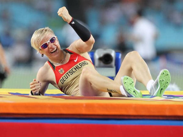 Stabhochspringerin Martina Strutz gewinnt überraschend Silber. Die 29-Jährige verbesserte ihren eigenen Deutschen Rekord (4,78 Meter) vom Juli um zwei Zentimeter auf 4,80 Meter.