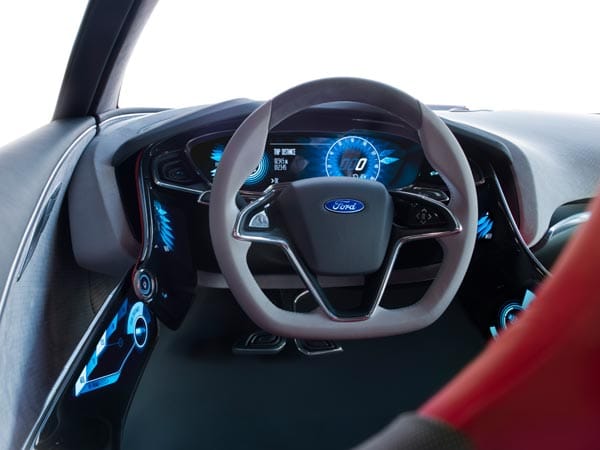Das Cockpit im Ford Evos ist komplett auf den Fahrer zugeschnitten.