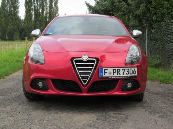 Die Giulietta von Alfa Romeo - kecke Schnauze mit klassischem Scudetto.