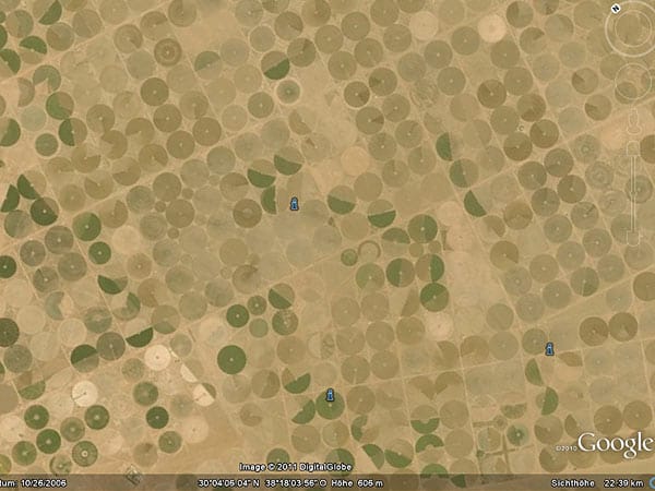 Künstliche Felder in der Wüste von Saudi-Arabien