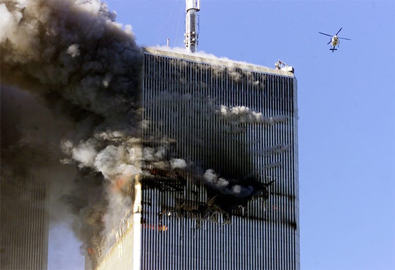 Der 11. September 2001: Um 8.46 Uhr Ortszeit schlägt in New York die erste Boeing 767 im Nordturm des World Trade Centers ein. Die Maschine mit 92 Menschen an Bord reißt ein riesiges Loch in das Gebäude.