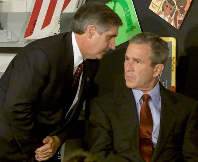 "Amerika wird angegriffen." Mit versteinerter Miene nimmt Bush die Nachricht seines Stabschefs Andy Card auf. Um 9.30 Uhr tritt er vor die Presse und sagt, das Land werde offenbar von Terroristen attackiert.