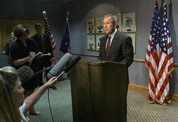 Am Abend wendet sich Bush in einer im Fernsehen übertragenen Rede an die US-Bevölkerung. Er kündigt ein hartes Vorgehen gegen die Terroristen und diejenigen an, die den Drahtziehern der Anschläge Unterschlupf gewährt haben.