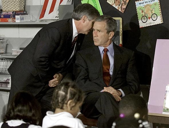 Während die Flugzeuge in das World Trade Center stürzen, befindet sich der damalige US-Präsident George W. Bush in einer Grundschule in Sarasota, Florida. Er liest dort Grundschülern aus einem Buch vor, als er von den Attacken erfährt.