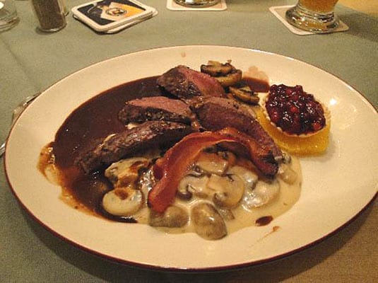 Gäste im Spatenhaus genießen die gutbürgerliche bayerische Küche.