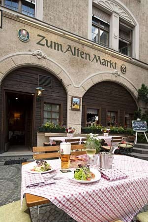 Das Gasthaus "Zum Alten Markt" mit kleinem Biergarten liegt direkt im Herzen Münchens, am Viktualienmarkt.