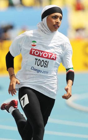 Die Iranerin Maryam Toosi hält sich auch über die 200 Meter-Sprintstrecke an ihre religiöse Kleiderordnung.